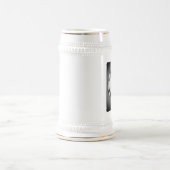 手に持った野球 ビールジョッキ (中央)