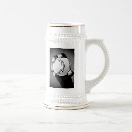 手に持った野球 ビールジョッキ (右)