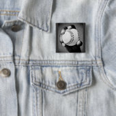 手に持った野球 缶バッジ (インサイチュ)