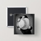 手に持った野球 缶バッジ (正面&裏面)