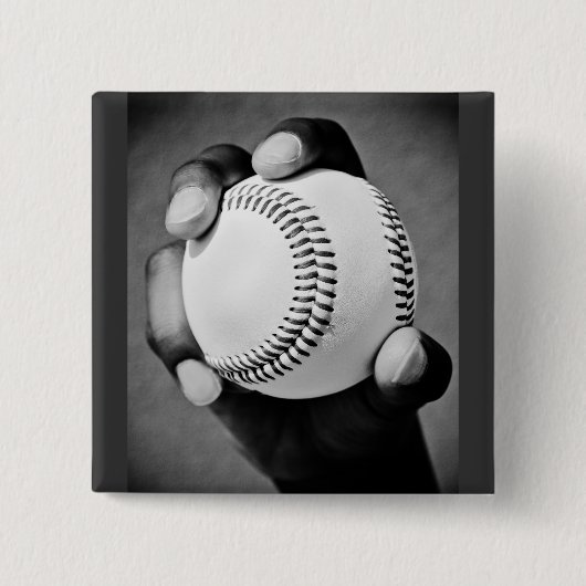 手に持った野球 缶バッジ (正面)