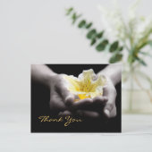 手に繊細な黄色い花をありがとう ポストカード (スタンド正面)