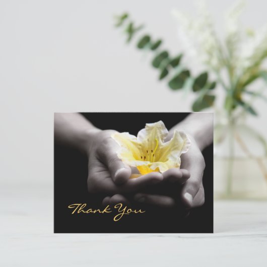手に繊細な黄色い花をありがとう ポストカード (スタンド正面)