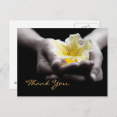 手に繊細な黄色い花をありがとう ポストカード (正面/裏面)