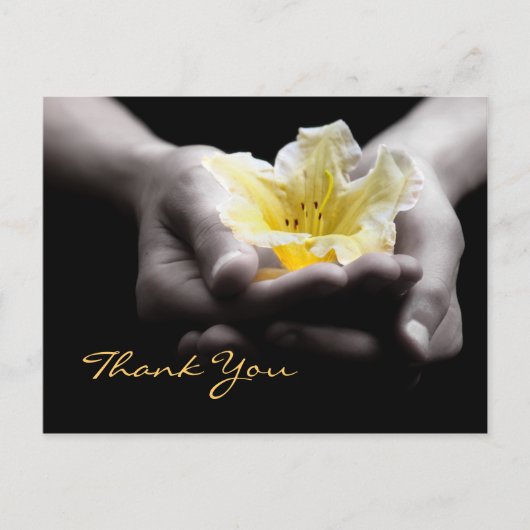 手に繊細な黄色い花をありがとう ポストカード (正面)