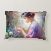 手に花を掲げる少女の鑑賞 アクセントクッション (裏面)