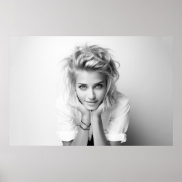 手に頭を持った笑顔の女性B&W写真 ポスター