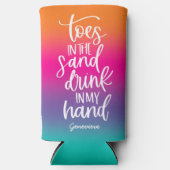 手に飲み物を持ちながら砂浜でくつろぐ カワイイ テキスト デザイン グラデーション スリム缶クーラー (正面)