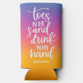 手に飲み物 かわいいグラデーションタイポグラフィ スリム缶クーラー (裏面)