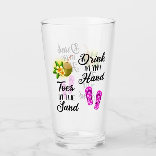 手に飲み物、足の指は砂の上 タンブラーグラス (正面)