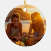 手のひらをデッキに置く | おもしろいのクリスマスフォト セラミックオーナメント (裏面)