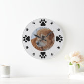 手のカスタム跡のある犬の写真 ラージ壁時計 (ホーム)