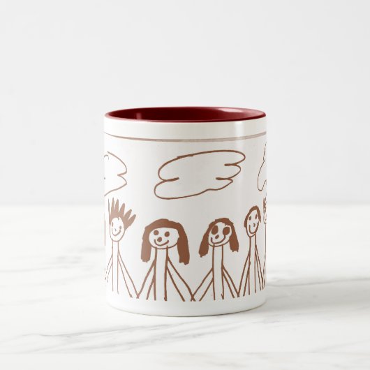 手のマグを握っている幸せな人々 ツートーンマグカップ (中央)