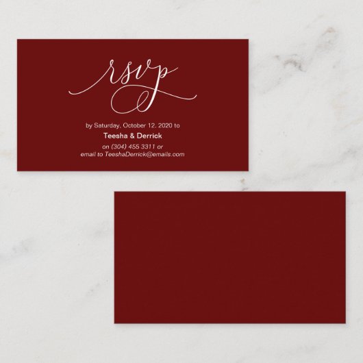 手のモダンバーガンディのインクスクリプト、ウェディングRSVP エンクロージャーカード (正面/裏面)