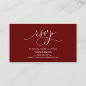 手のモダンバーガンディのインクスクリプト、ウェディングRSVP エンクロージャーカード (正面)