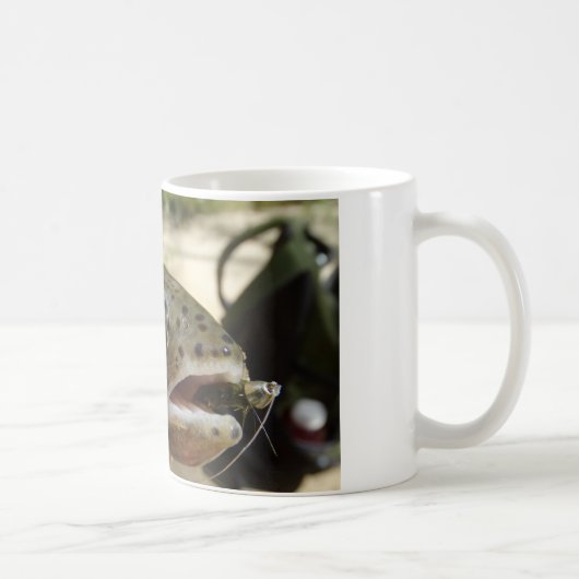 手の中のトラウト コーヒーマグカップ (右)