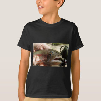 手の中のトラウト Tシャツ