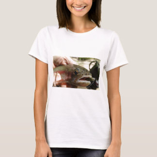 手の中のトラウト Tシャツ