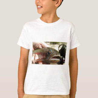 手の中のトラウト Tシャツ