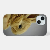 手の中の可愛いウサギの赤ちゃん iPhone 15ケース (裏面横)