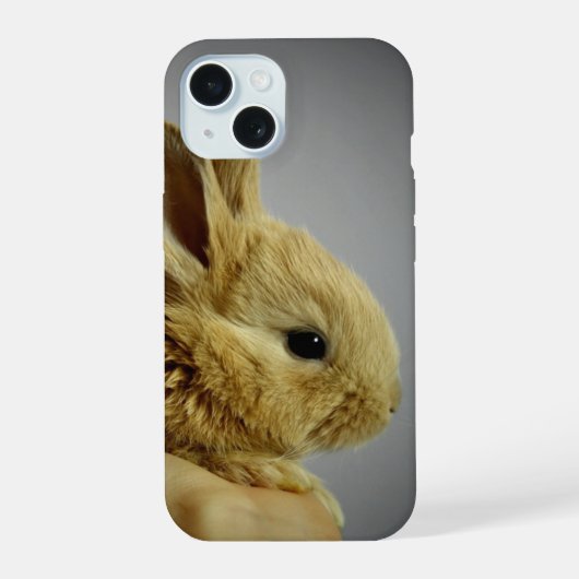 手の中の可愛いウサギの赤ちゃん iPhone 15ケース (裏面)