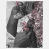 手の中の花 フリースブランケット (正面)