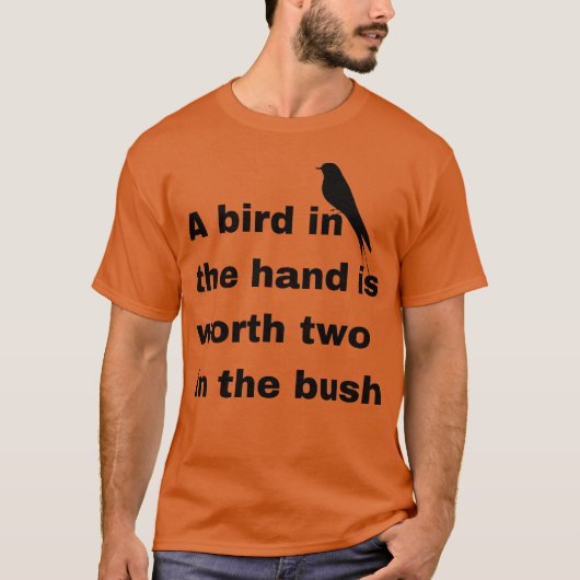 手の中の鳥は藪の中の二つの価値があるおもしろい Tシャツ (正面)