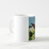 手の刺繍から再生されるハチドリ コーヒーマグカップ (正面左)