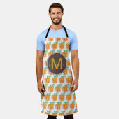 手の水色かぼちゃパターンモノグラム エプロン (着用した状態)
