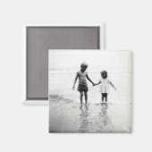 手の磁石を持つ小さな男の子と女の子 マグネット (正面/裏面)