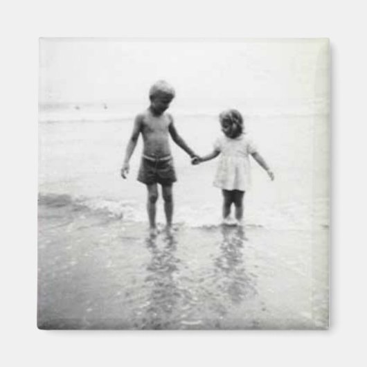 手の磁石を持つ小さな男の子と女の子 マグネット (正面)