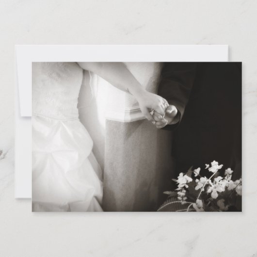 手の結婚式招待状を握っている新郎新婦 招待状 (正面)