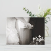 手の結婚式招待状を握っている新郎新婦 招待状 (スタンド正面)