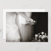 手の結婚式招待状を握っている新郎新婦 招待状 (正面/裏面)