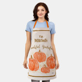 手の絵を描水の色のパンプキンパーソナライズサンクスフ エプロン (着用した状態)