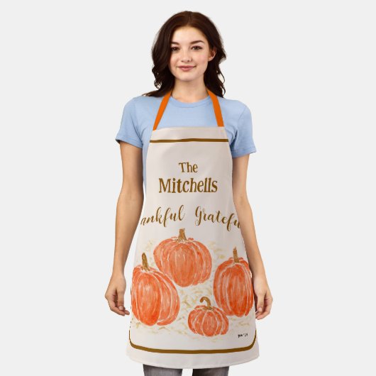 手の絵を描水の色のパンプキンパーソナライズサンクスフ エプロン (着用した状態)