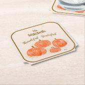 手の絵を描水の色のパンプキンパーソナライズサンクスフ ペーパーコースター (アングル)