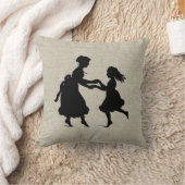 手の踊ることを保持している母及び娘 クッション (ブランケット)