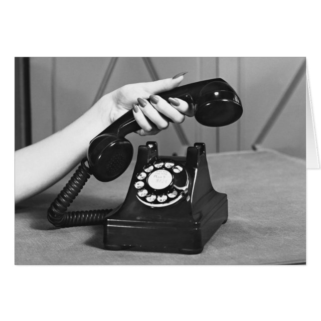 手の近い電話を取っている女性 (正面横)