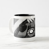 手の近い電話を取っている女性 ツートーンマグカップ (正面左)