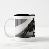 手の近い電話を取っている女性 ツートーンマグカップ (左)