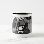 手の近い電話を取っている女性 ツートーンマグカップ (中央)