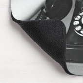 手の近い電話を取っている女性 マウスパッド (コーナー)