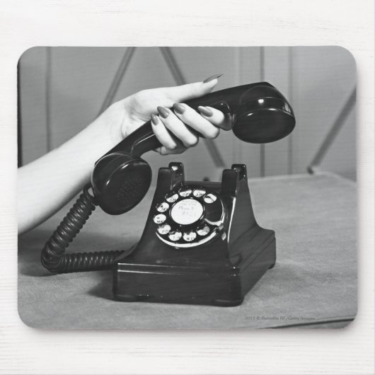 手の近い電話を取っている女性 マウスパッド (正面)