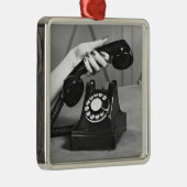 手の近い電話を取っている女性 メタルオーナメント (右)