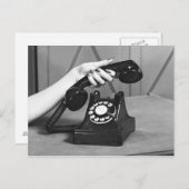 手の近くで電話を拾う女性 ポストカード (正面/裏面)