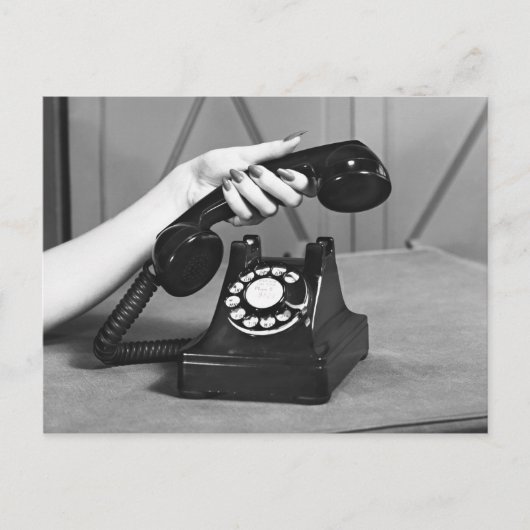 手の近くで電話を拾う女性 ポストカード (正面)