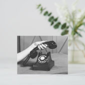 手の近くで電話を拾う女性 ポストカード (スタンド正面)