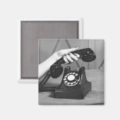 手の近くで電話を拾う女性 マグネット (正面/裏面)