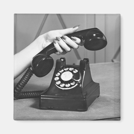 手の近くで電話を拾う女性 マグネット (正面)